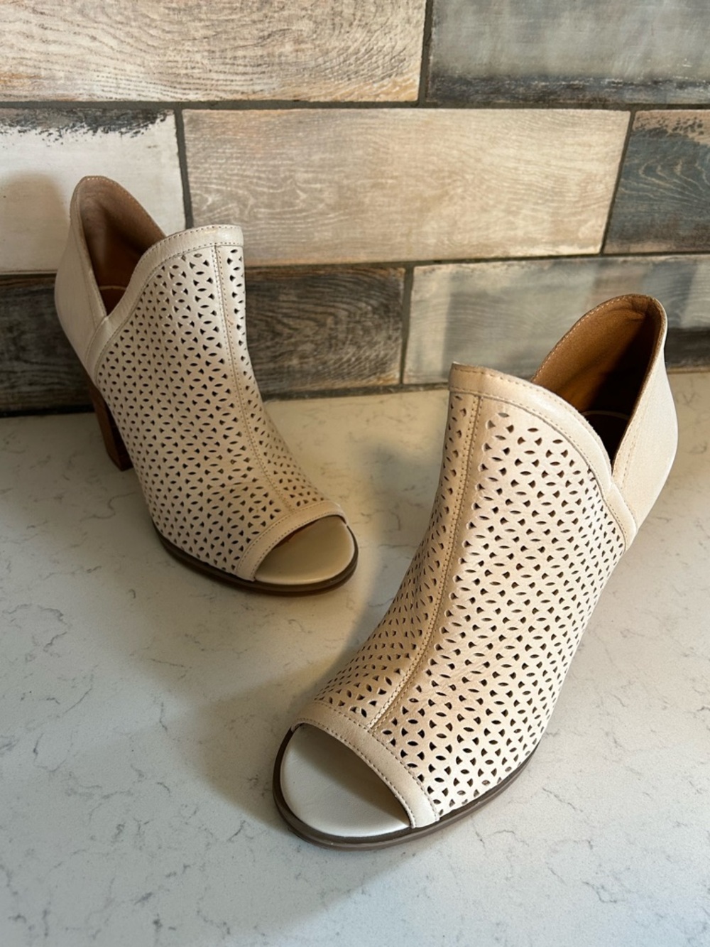 🍀Lucky Brand Ivory Leather Laser Cut Perforated Peep-Toe Block Heel Ankle Boots - Picture 12 of 15